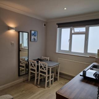 Family-Friendly Bungalow near Salisbury - Alderbury - 4