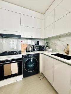 Cream Toned 1BR Suite with Parking Pool & Gym - 1