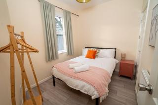 Family & Group Stay – 5-Bed Home, Parking - 1