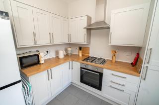 Family & Group Stay – 5-Bed Home, Parking - 8