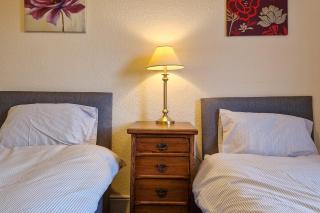 Tallis House, Sleeps 5, near City Centre, Free Parking, Long or Short Stays - by NMB Property - Manchester - 0