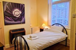 Tallis House, Sleeps 5, near City Centre, Free Parking, Long or Short Stays - by NMB Property - Manchester - 1