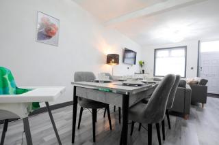 Dixon House, Sleeps 6, Free Parking, Long or Short Stays - by NMB Property - 4