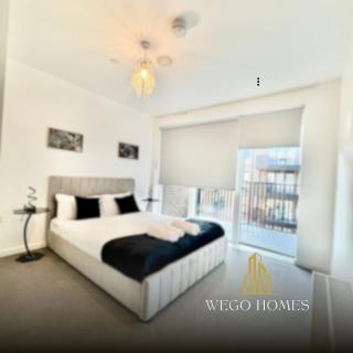 Modern 2-Bed Flat Balcony View - 7