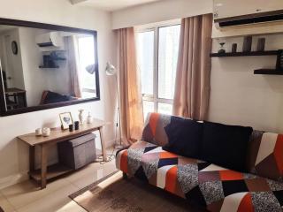 Casa Rosa1 2BR in BGC 5th Ave wifi 300 mbps 5 pax - Manila - 0