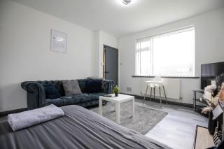 Blackrod House, Near Bolton, Free Parking, Sleeps 5, Long or Short Stays by NMB Property - Blackrod - 3