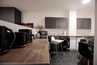 Bartlam Place, Sleeps 6, Central Oldham - By NMB Property - 6