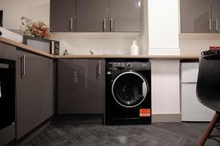 Bartlam Place, Sleeps 6, Central Oldham - By NMB Property - 2