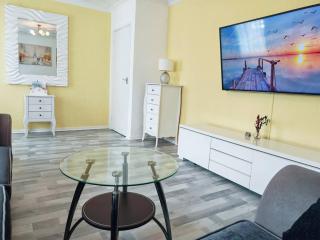 Holiday home with private Garden and mountain view - Briton Ferry - 1