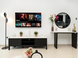 Bright & Stylish Studio with Marina Views - 2