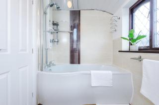 4Bedroom - 4bed - 3bath - private parking and outdoor space - 9