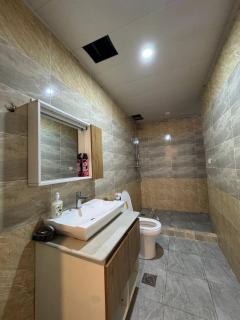 comfortable and near to airport - - 4