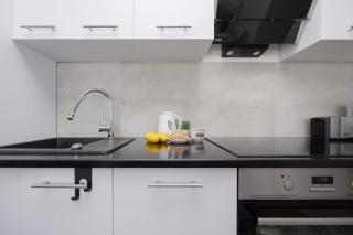 Modern Apartment in Warsaw with City View and Fan by Noclegi Renters - 4