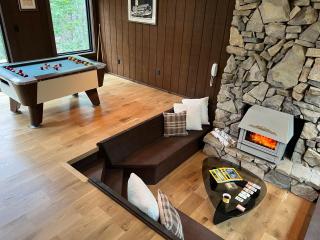 70s Retro Escape Hot Tub, Sauna & Arcade Games - Gaylord - 3