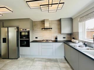 Luxury Homely Stay Near City Centre With Parking - 6