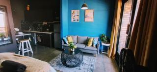 Designer CBD Apartment with Balcony & City Views - Hallmark House - 3