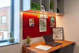 Students Only Straits Egham - 40 mins to Waterloo - Direct Bus to Heathrow - 5