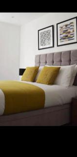 Remarkable 3-Bed Apartment in London - 9
