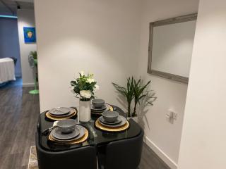 Remarkable 3-Bed Apartment in London - 7