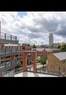 Remarkable 3-Bed Apartment in London - 8