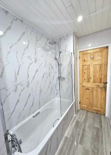 Spacious Haven with Free Parking - Glasgow - 5