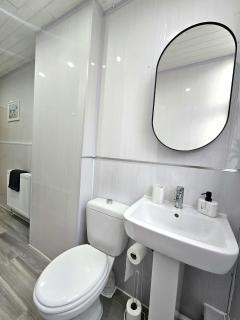 Spacious Haven with Free Parking - Glasgow - 6