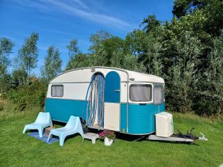Kleurrijke retro contructam caravan vlakbij het Sneekermeer - Terzool - 8