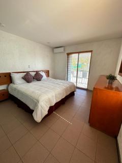 Casa 5 recámaras alado de la playa en zona hotelera - 0