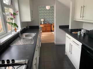 2 Bed-Sleeps 4-Parking-Pets-10 min to the Beach - 7