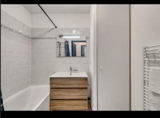 T2 Lumineux & Cosy Balcon, Piscine & Parking Privé - 3