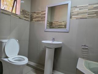 Alexzy's Lodge Guesthouse - Pietermaritzburg - 8