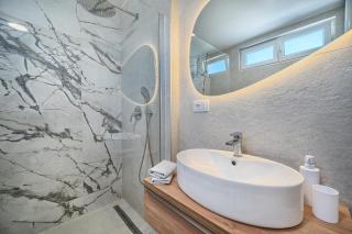 Mićos Beach Studio with Pool - 7