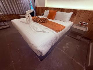 Ikonic Hotel - Bhushi Dam Lonavala - Lonavala - 6