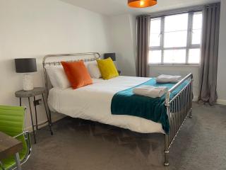Boutique 1 Bdrm Duplex Suite on Marina ER106 - Hull - 2