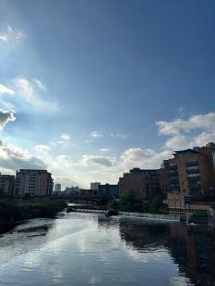 Cosy Waterfront Apartment - Leeds - 4