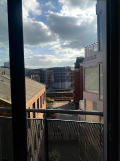 Cosy Waterfront Apartment - Leeds - 3