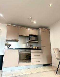 Cosy Waterfront Apartment - Leeds - 2