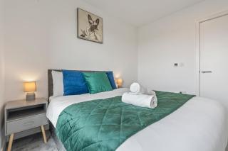 Luxury 3 bedroom with 2 bath at Plaistow opposite of station - 2