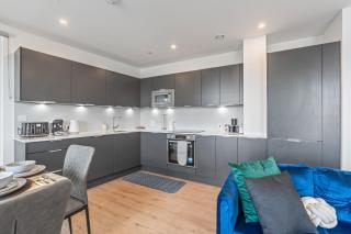 Luxury 3 bedroom with 2 bath at Plaistow opposite of station - 6