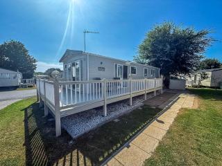Modern 6 Berth Caravan With Decking At Cherry Tree Park In Norfolk Ref 70718C - Great Yarmouth - 0