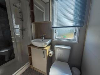 Modern 6 Berth Caravan With Decking At Cherry Tree Park In Norfolk Ref 70718C - 6