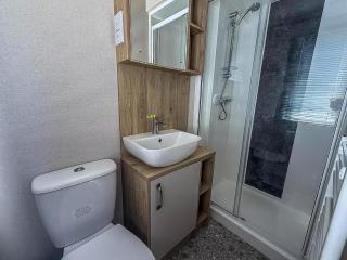 Modern 6 Berth Caravan With Decking At Cherry Tree Park In Norfolk Ref 70718C - Great Yarmouth - 9