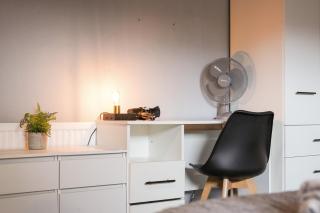 8 Ball Apartment - Spacious 2 Bed Space, Snug Lounge & Games Room w 7ft Pool Table - By StayHostSave - Nether Edge - 8
