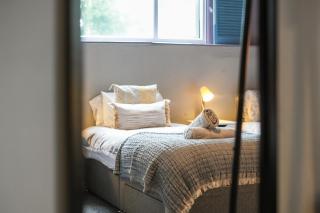 8 Ball Apartment - Spacious 2 Bed Space, Snug Lounge & Games Room w 7ft Pool Table - By StayHostSave - Nether Edge - 5