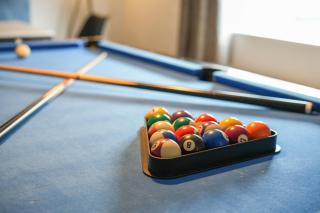 8 Ball Apartment - Spacious 2 Bed Space, Snug Lounge & Games Room w 7ft Pool Table - By StayHostSave - 1