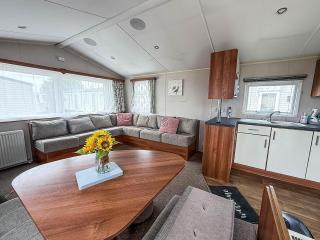 Lovely 6 Berth Caravan At St Osyth Beach Holiday Park In Essex Ref 28035Fi - 1