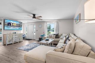 Endless Fun & Coastal Comfort with Game Room, Bikes & Beach Vibes - Luanne Beach Retreat - Roelens - 2