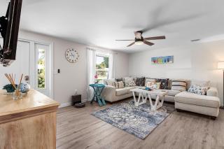 Endless Fun & Coastal Comfort with Game Room, Bikes & Beach Vibes - Luanne Beach Retreat - Roelens - 1