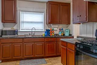 2BR Family Getaway with Yard Kitchen and Parking - 3
