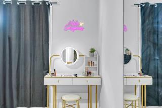 Chic Open-Concept 5 Beds Home by Airport and Highways - 8